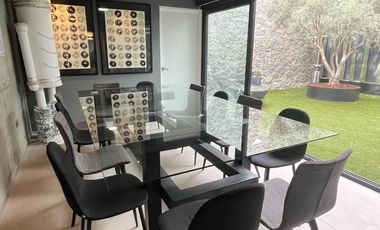Moderna e iluminada casa sola en calle tranquila