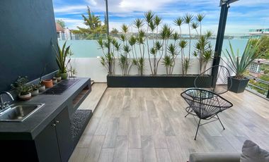 Moderna e iluminada casa sola en calle tranquila