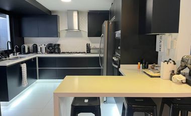 Moderna e iluminada casa sola en calle tranquila