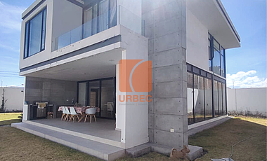 VENTA_ ESPECTACULAR CASA DE VENTA EN URBANIACION LAS MANOLAS SECTOR RICPAMBA /23URB078
