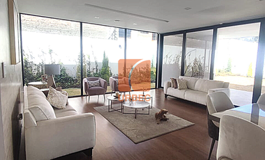 VENTA_ ESPECTACULAR CASA DE VENTA EN URBANIACION LAS MANOLAS SECTOR RICPAMBA /23URB078