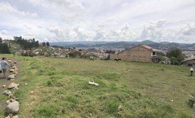 Terreno esquinero en venta 980m2 a 3 cuadras del Hotel Oro Verde