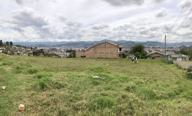 Terreno esquinero en venta 980m2 a 3 cuadras del Hotel Oro Verde