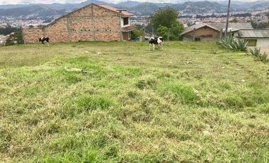 Terreno esquinero en venta 980m2 a 3 cuadras del Hotel Oro Verde