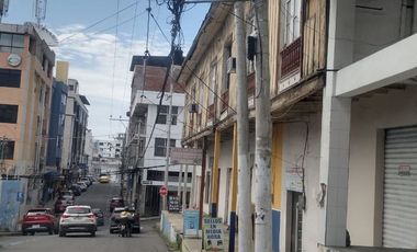 casa con locales comerciales de venta en manta