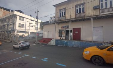 casa con locales comerciales de venta en manta