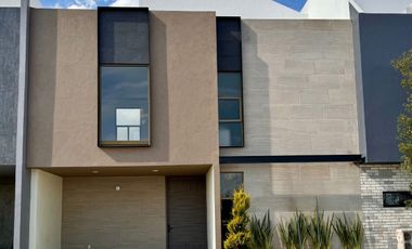 Residencia en Venta 148 m² de Terreno, Amplias Recámaras, Gran Roof