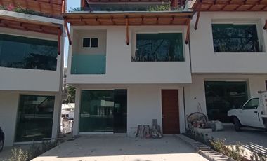 Venta de  Villa Nueva muy amplia hacia las Playas sobre Costera