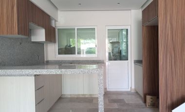 Venta de  Villa Nueva muy amplia hacia las Playas sobre Costera