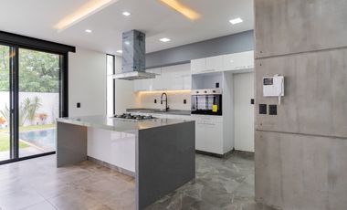 Magnífica Casa NUEVA con Alberca en privada en Buena Vista, Cuernavaca - VENTA