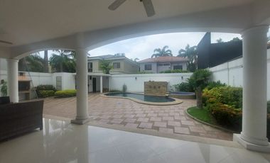 Samborondon, Venta de Linda Casa 4 Dorm. Amoblada con Piscina