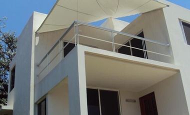 Moderna Casa, con  terraza y vista panorámica hacia los volcanes.
