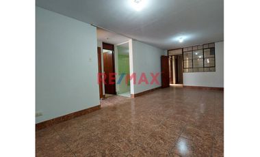 Vendo Casa De 2 Pisos C/Cochera Cerrada En Manuel Arévalo - $ 110,000. - A.T: 112 M2 - ¡Lista Para Habitar!