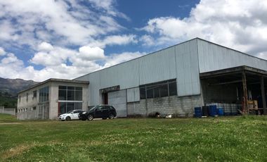 Galpon industrial de venta cerca de Quito.  10.000 m2 terreno - 1.820 m2 construccion