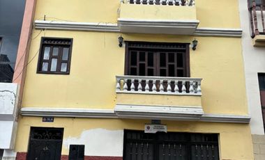 Casa central en venta en Loja calle Cariamanga