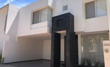 CASA EN RENTA AMUEBLADA O SIN AMUEBLAR EN COTO SANTO DOMINGO, AGUASCALIENTES