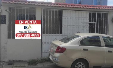 Casa en Venta en Las Orquídeas con Garaje, 3 Dormitorios, Norte Guayaquil, cerca Mucho Lote