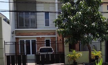 Rumah di Jual di Gayungsari Barat 2 Lantai Minimalis Murah Butuh Cepat Laku
