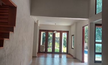 $8,550,000.00 EN ZONA DORADA EXELENTE CASA TOTALMENTE RENOVADA. DOBLE VIGILANCIA CON RECÁMARA EN PLANTA BAJA CON BAÑO