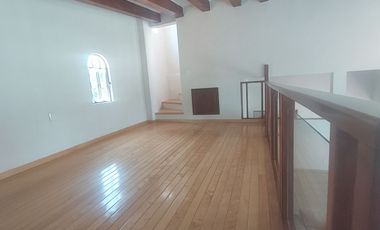 $8,550,000.00 EN ZONA DORADA EXELENTE CASA TOTALMENTE RENOVADA. DOBLE VIGILANCIA CON RECÁMARA EN PLANTA BAJA CON BAÑO