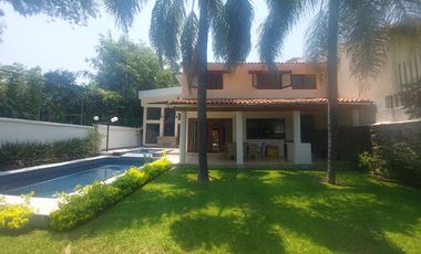 $8,550,000.00 EN ZONA DORADA EXELENTE CASA TOTALMENTE RENOVADA. DOBLE VIGILANCIA CON RECÁMARA EN PLANTA BAJA CON BAÑO