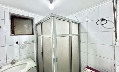 Se vende casa remodelada de dos pisos, patio con palto y frutales. Curicó, 3 piezas 1 baño