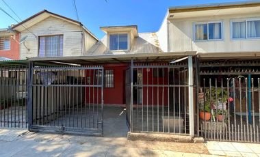 Se vende casa remodelada de dos pisos, patio con palto y frutales. Curicó, 3 piezas 1 baño