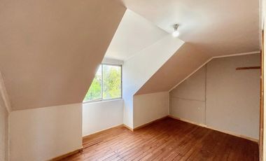 Se vende casa remodelada de dos pisos, patio con palto y frutales. Curicó, 3 piezas 1 baño