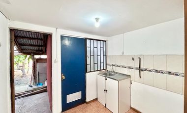 Se vende casa remodelada de dos pisos, patio con palto y frutales. Curicó, 3 piezas 1 baño