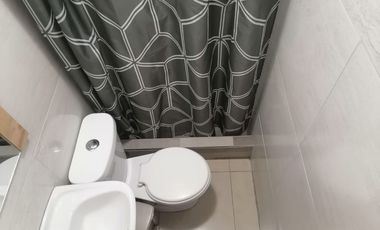 Departamento amoblado de alquiler en Urb. Metrópolis 2, planta baja.