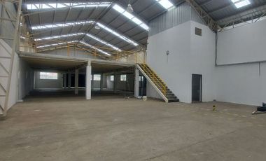 Propiedad Bodega industrial de venta en Cuenca con oficinas y 50 parqueaderos en Cuenca Av Don Bosco