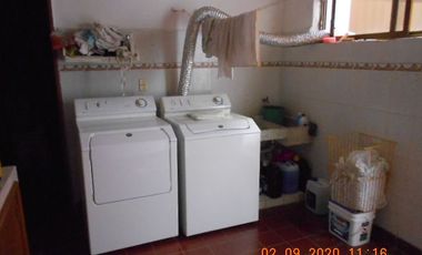 EXCELENTE CASA CON ALBERCA TECHADA, JARDINZOTE, PANELES FOTOVOLTAICOS, 5 RECAMARAS.