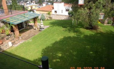 EXCELENTE CASA CON ALBERCA TECHADA, JARDINZOTE, PANELES FOTOVOLTAICOS, 5 RECAMARAS.