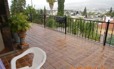 EXCELENTE CASA CON ALBERCA TECHADA, JARDINZOTE, PANELES FOTOVOLTAICOS, 5 RECAMARAS.