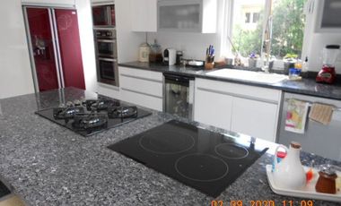 EXCELENTE CASA CON ALBERCA TECHADA, JARDINZOTE, PANELES FOTOVOLTAICOS, 5 RECAMARAS.