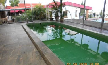 EXCELENTE CASA CON ALBERCA TECHADA, JARDINZOTE, PANELES FOTOVOLTAICOS, 5 RECAMARAS.
