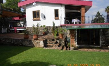 EXCELENTE CASA CON ALBERCA TECHADA, JARDINZOTE, PANELES FOTOVOLTAICOS, 5 RECAMARAS.