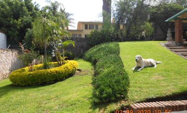 EXCELENTE CASA CON ALBERCA TECHADA, JARDINZOTE, PANELES FOTOVOLTAICOS, 5 RECAMARAS.