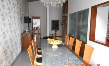 EXCELENTE CASA CON ALBERCA TECHADA, JARDINZOTE, PANELES FOTOVOLTAICOS, 5 RECAMARAS.