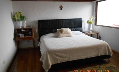 EXCELENTE CASA CON ALBERCA TECHADA, JARDINZOTE, PANELES FOTOVOLTAICOS, 5 RECAMARAS.