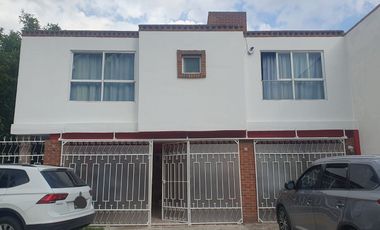 RENTA DE HERMOSA CASA CON JARDIN EN FRACC. PRIVADAS DE LA HACIENDA -  ZINACANTEPEC