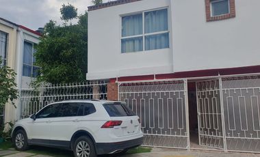 RENTA DE HERMOSA CASA CON JARDIN EN FRACC. PRIVADAS DE LA HACIENDA -  ZINACANTEPEC