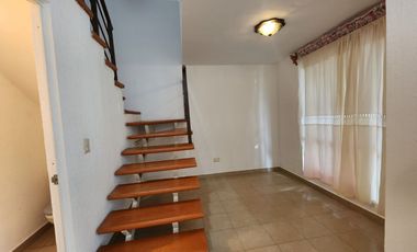 RENTA DE HERMOSA CASA CON JARDIN EN FRACC. PRIVADAS DE LA HACIENDA -  ZINACANTEPEC
