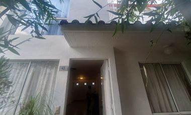 RENTA DE HERMOSA CASA CON JARDIN EN FRACC. PRIVADAS DE LA HACIENDA -  ZINACANTEPEC