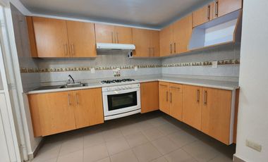 RENTA DE HERMOSA CASA CON JARDIN EN FRACC. PRIVADAS DE LA HACIENDA -  ZINACANTEPEC