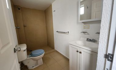 RENTA DE HERMOSA CASA CON JARDIN EN FRACC. PRIVADAS DE LA HACIENDA -  ZINACANTEPEC