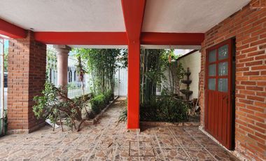 RENTA DE HERMOSA CASA CON JARDIN EN FRACC. PRIVADAS DE LA HACIENDA -  ZINACANTEPEC
