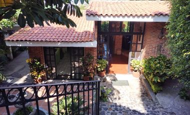 VENTA DE CASA SOLA ESTILO MEXICANO MODERNO EN PRIVADA CON VIGILANCIA EN BURGOS, TEMIXCO