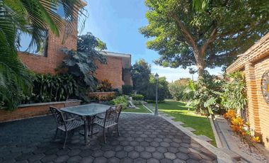 VENTA DE CASA SOLA ESTILO MEXICANO MODERNO EN PRIVADA CON VIGILANCIA EN BURGOS, TEMIXCO