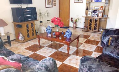 Amplia Propiedad en el Corazón de Quillota, con Espacios Versátiles y Encantadores